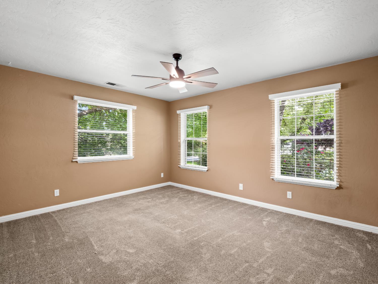 1565 S Highland Ave, Sanger, CA 93657