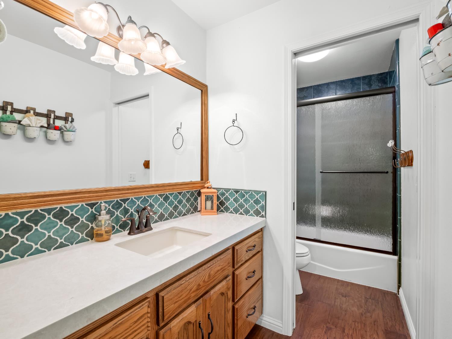 1565 S Highland Ave, Sanger, CA 93657