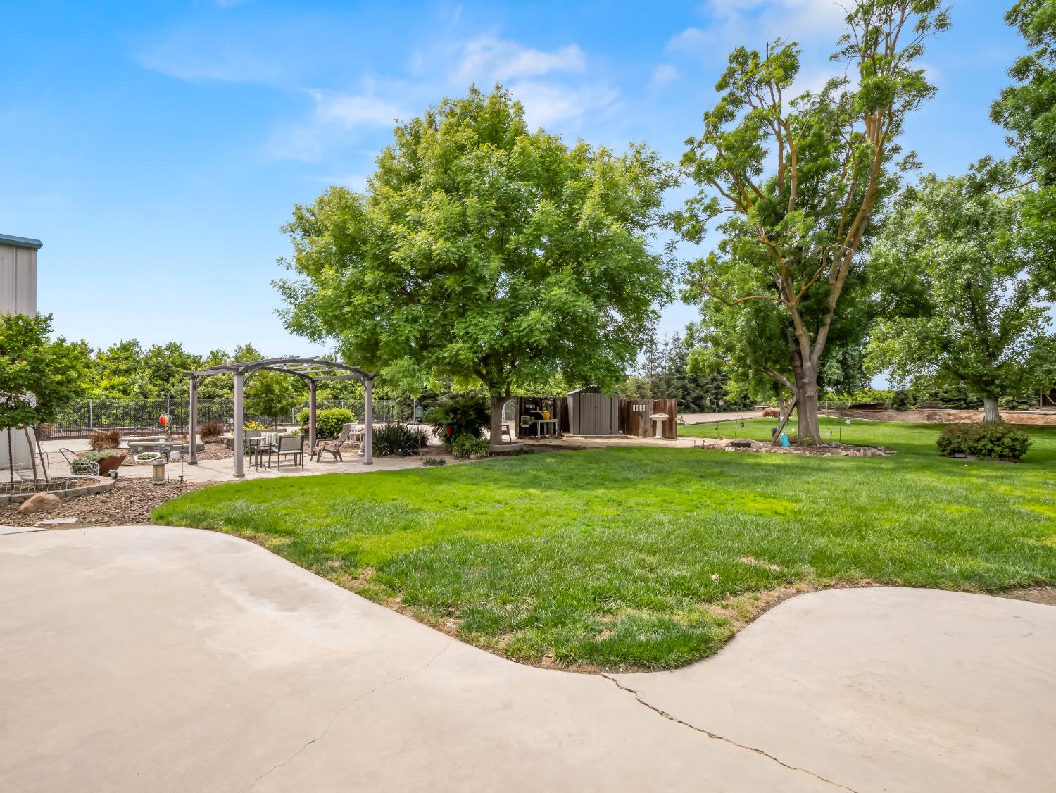 1565 S Highland Ave, Sanger, CA 93657