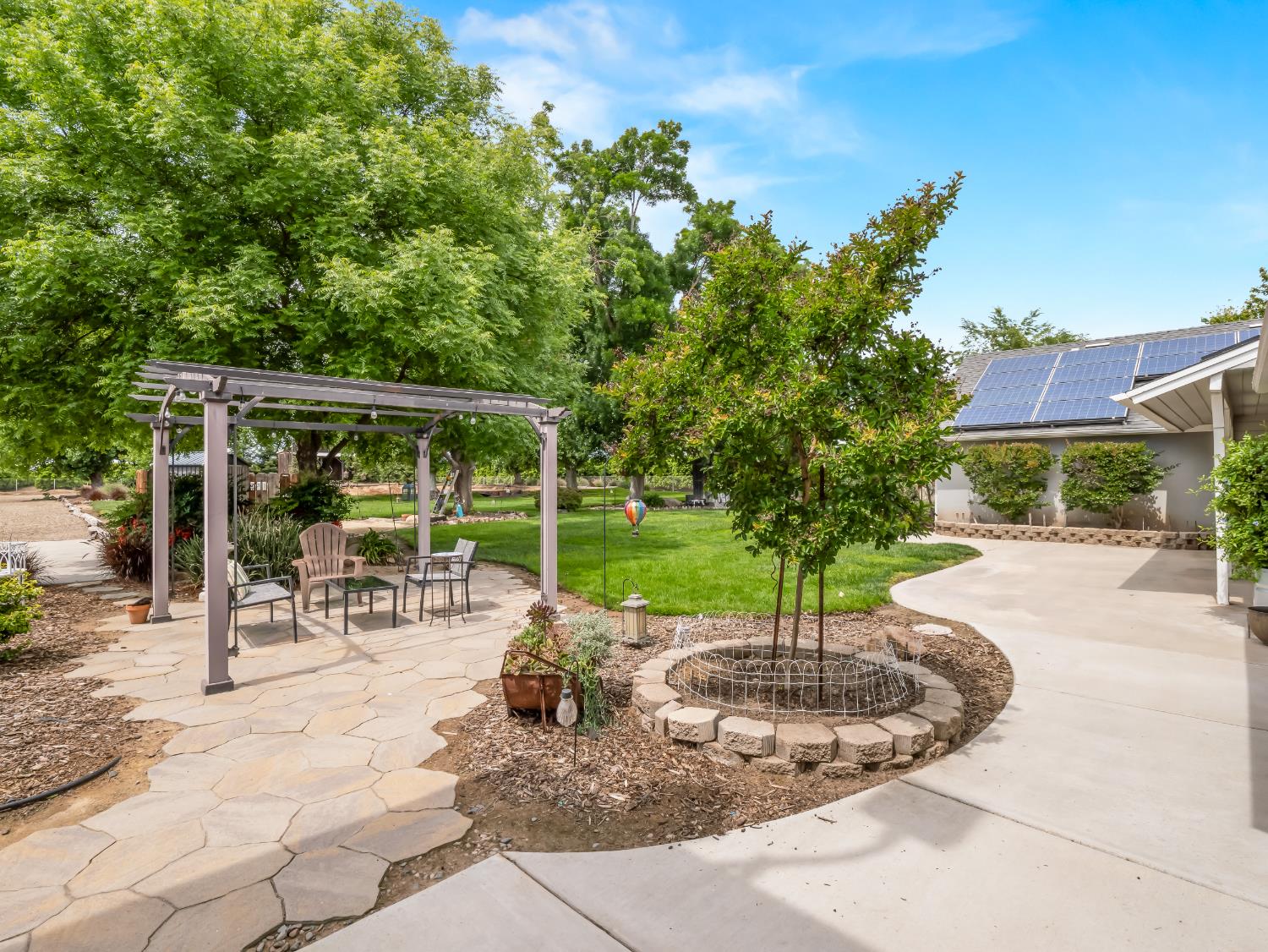 1565 S Highland Ave, Sanger, CA 93657