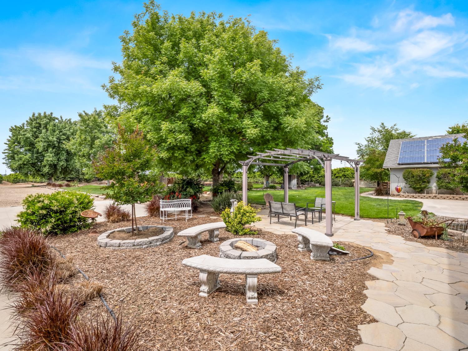 1565 S Highland Ave, Sanger, CA 93657