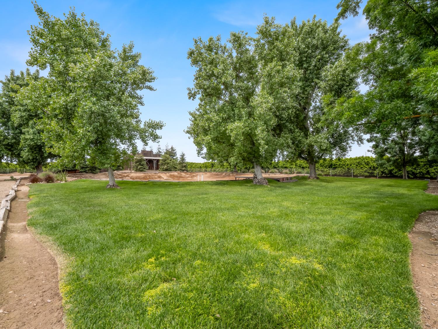 1565 S Highland Ave, Sanger, CA 93657