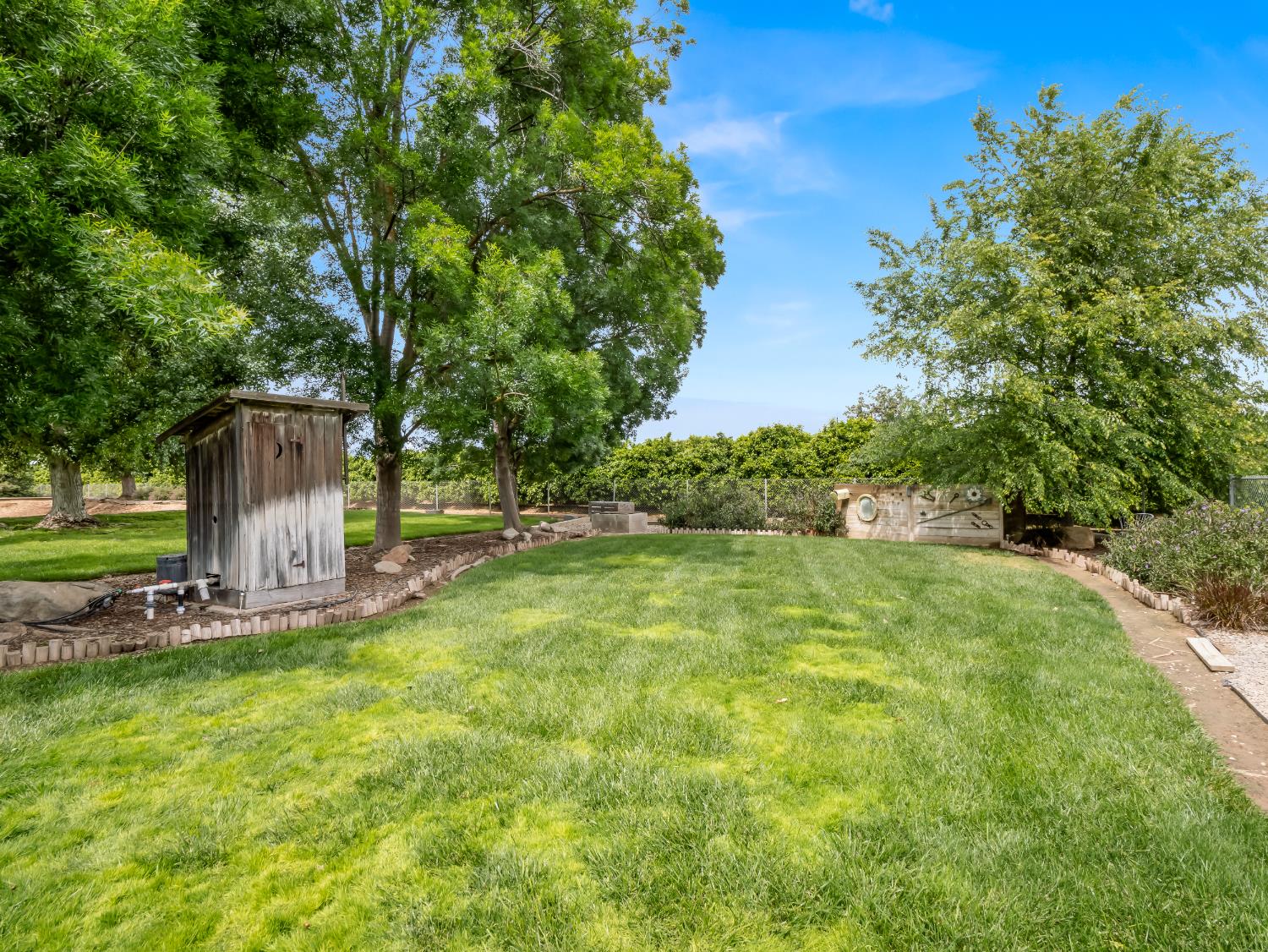 1565 S Highland Ave, Sanger, CA 93657