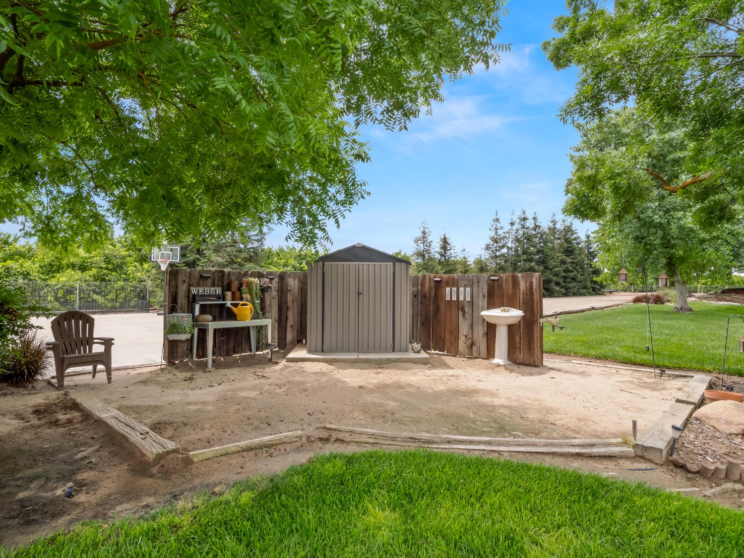 1565 S Highland Ave, Sanger, CA 93657