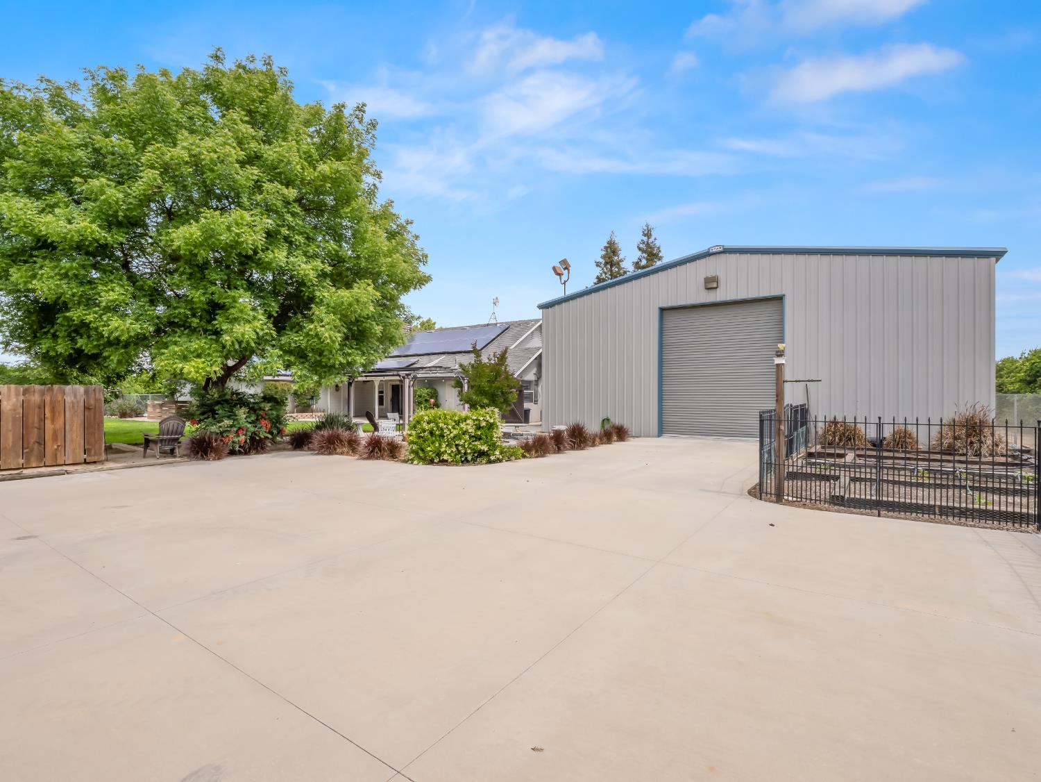 1565 S Highland Ave, Sanger, CA 93657