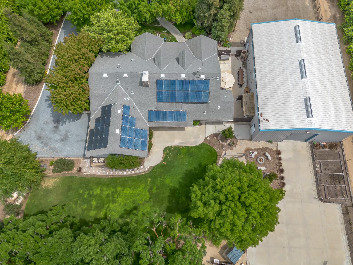 1565 S Highland Ave, Sanger, CA 93657