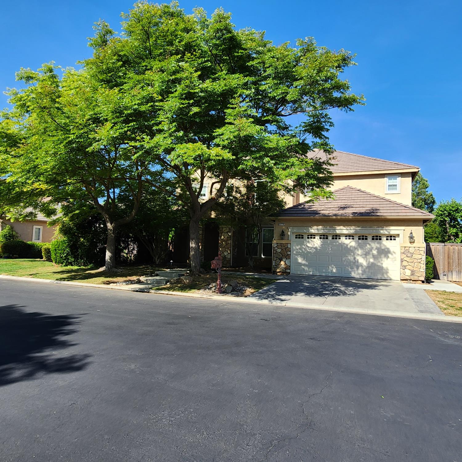 4479 N Emerald Peak Dr, Clovis, CA 93619