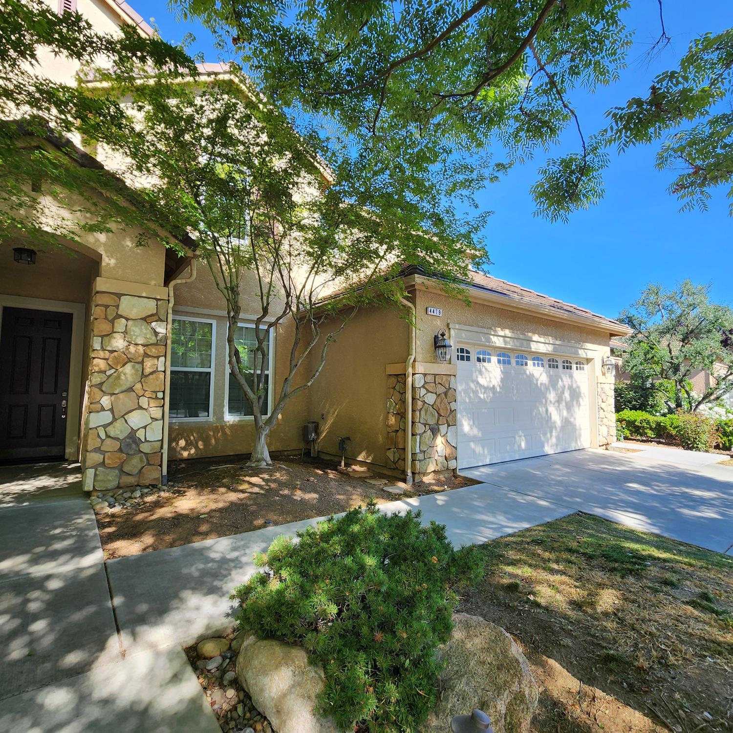 4479 N Emerald Peak Dr, Clovis, CA 93619