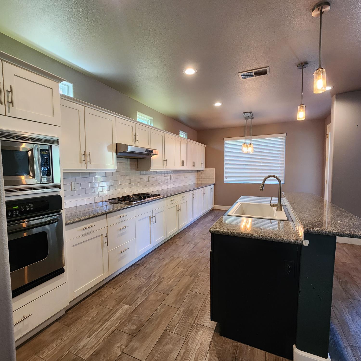 4479 N Emerald Peak Dr, Clovis, CA 93619