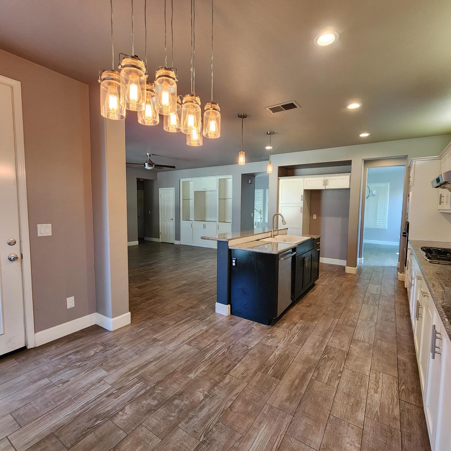 4479 N Emerald Peak Dr, Clovis, CA 93619