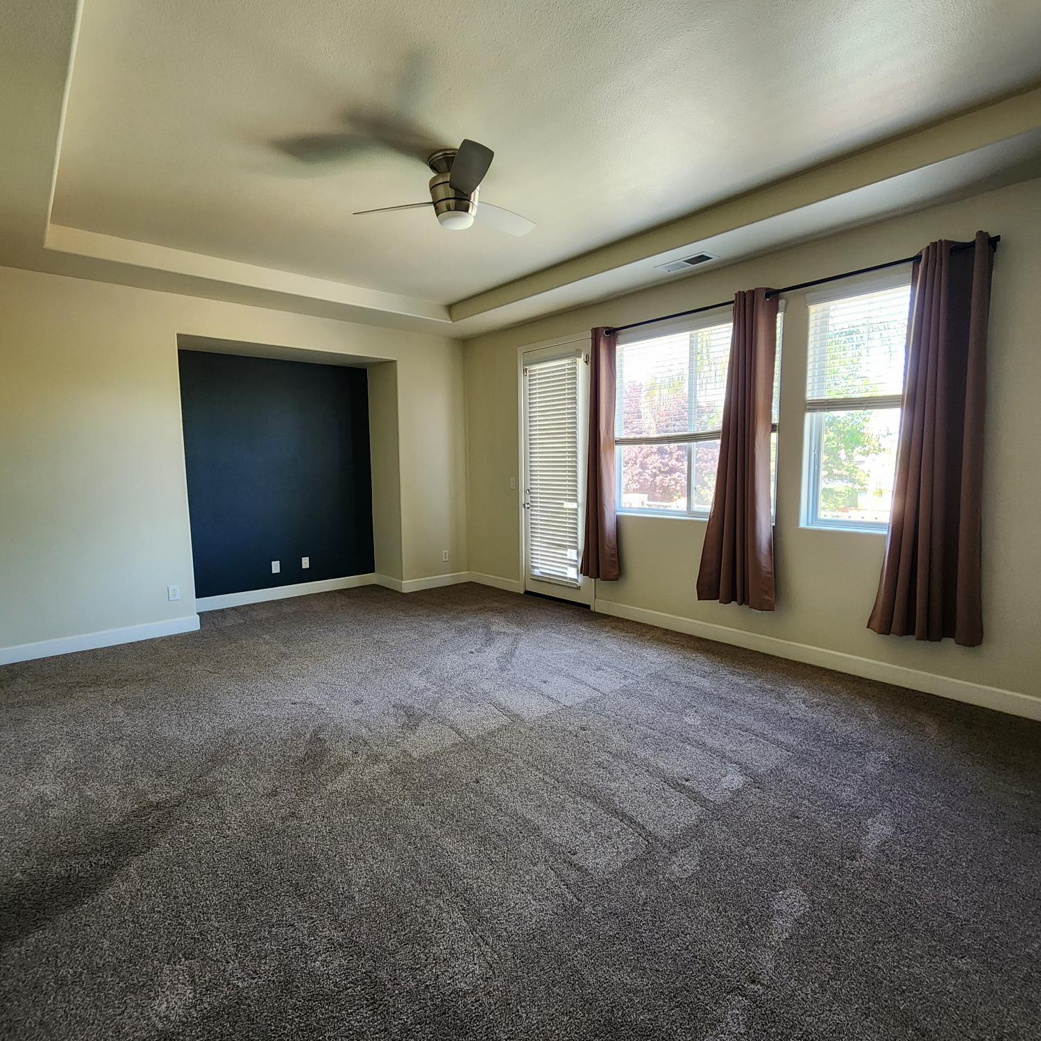 4479 N Emerald Peak Dr, Clovis, CA 93619