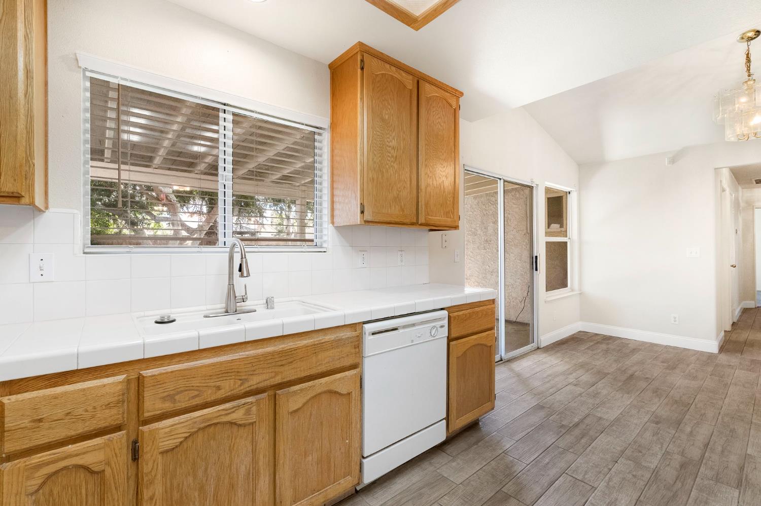 553 Grenache Ave, Madera, CA 93637