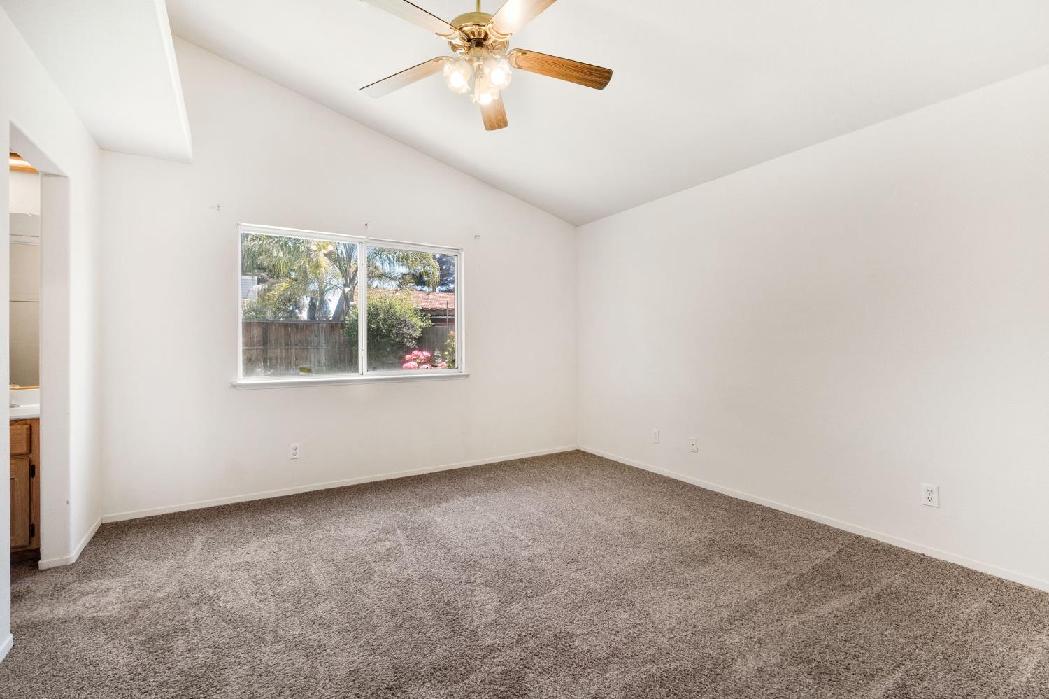 553 Grenache Ave, Madera, CA 93637