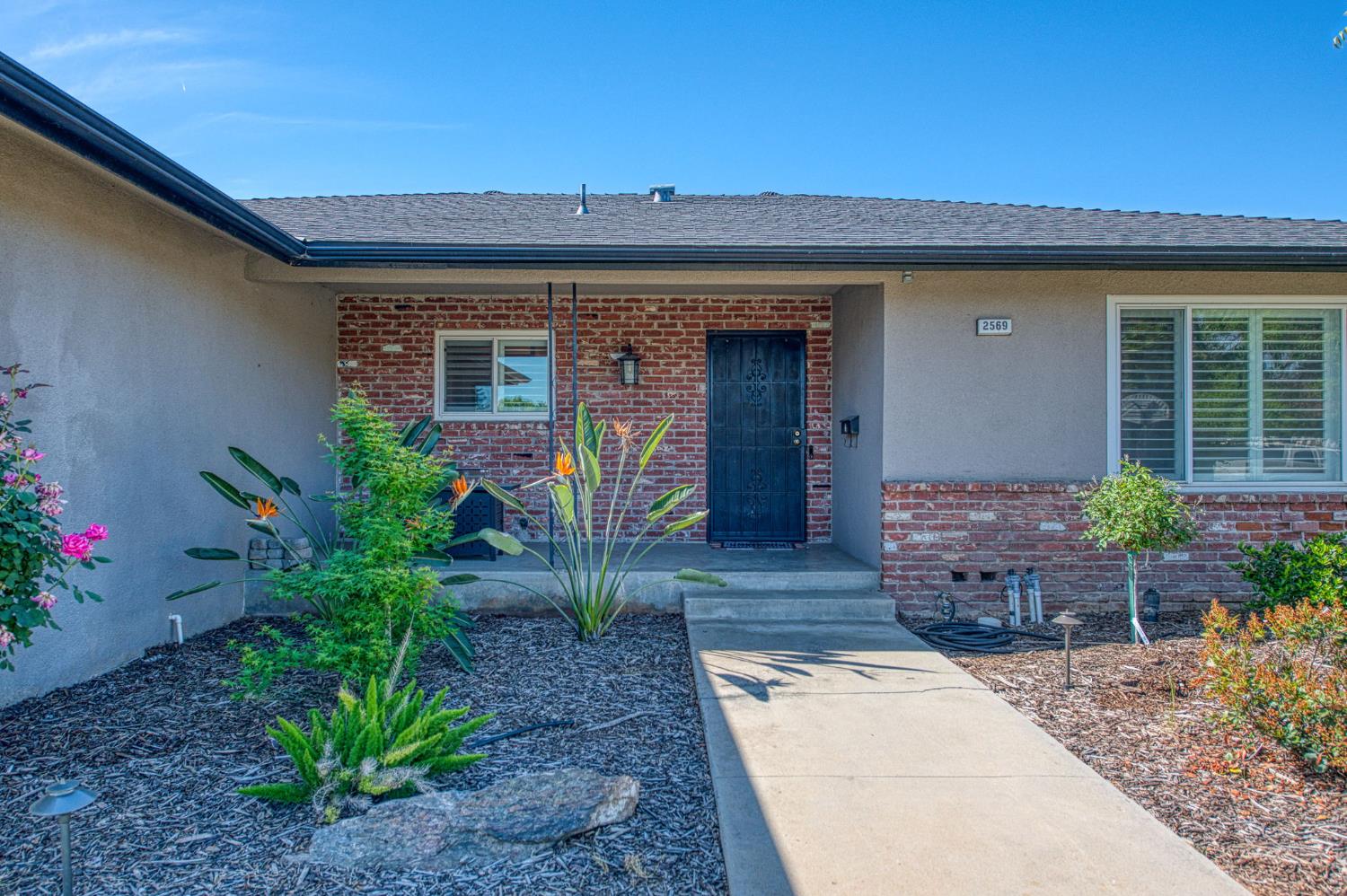 2569 E Los Altos Ave, Fresno, CA 93710