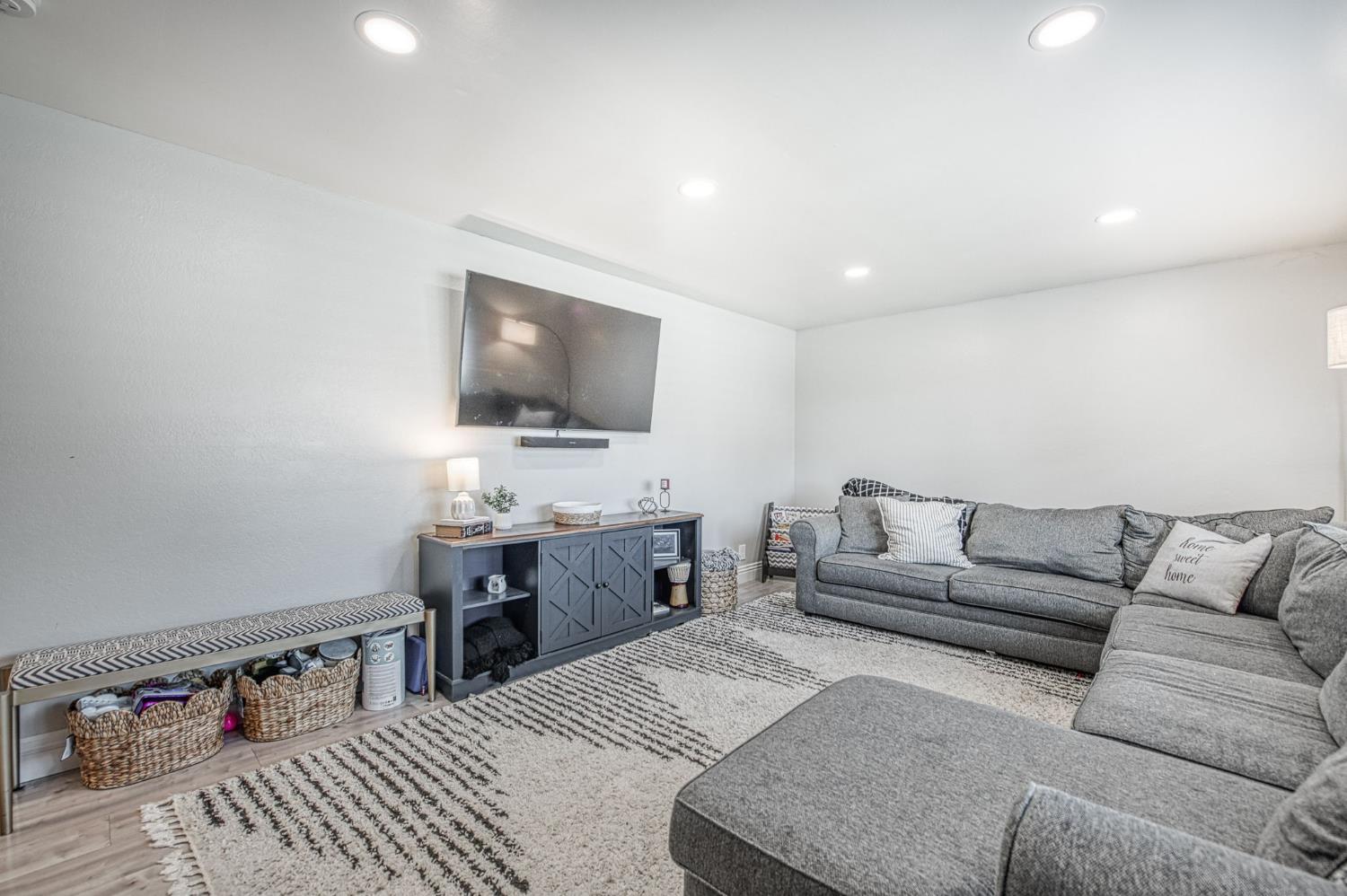 2569 E Los Altos Ave, Fresno, CA 93710