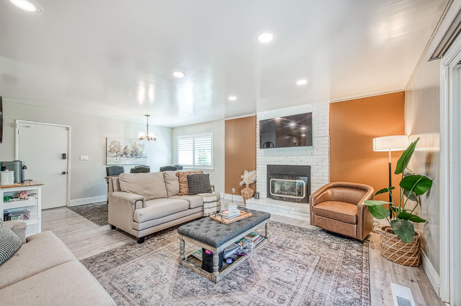 2569 E Los Altos Ave, Fresno, CA 93710