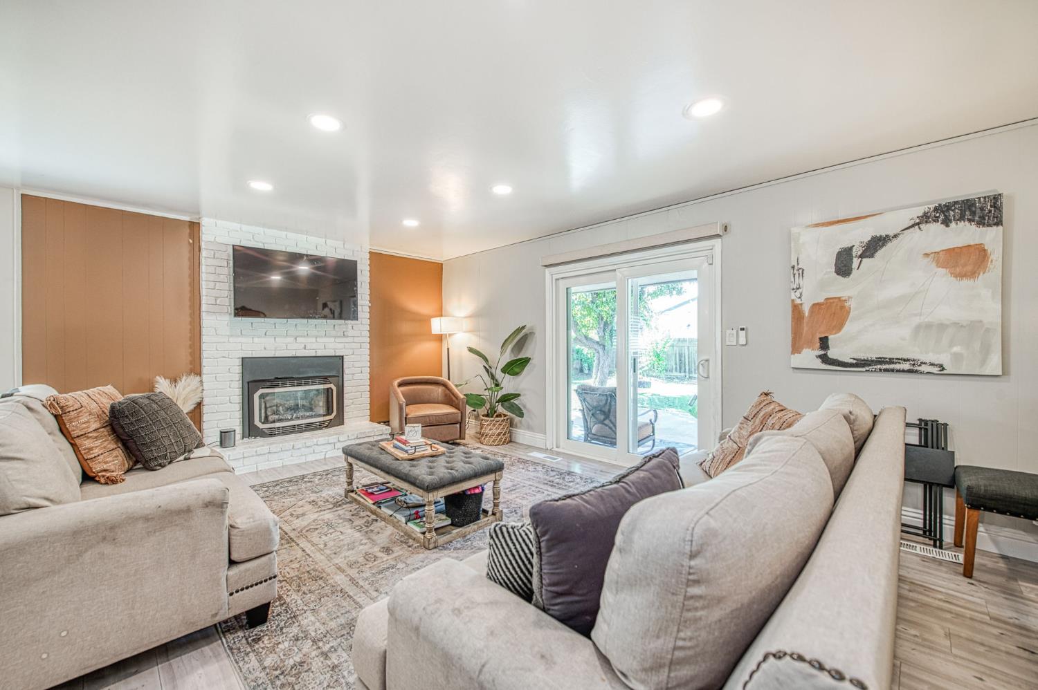 2569 E Los Altos Ave, Fresno, CA 93710