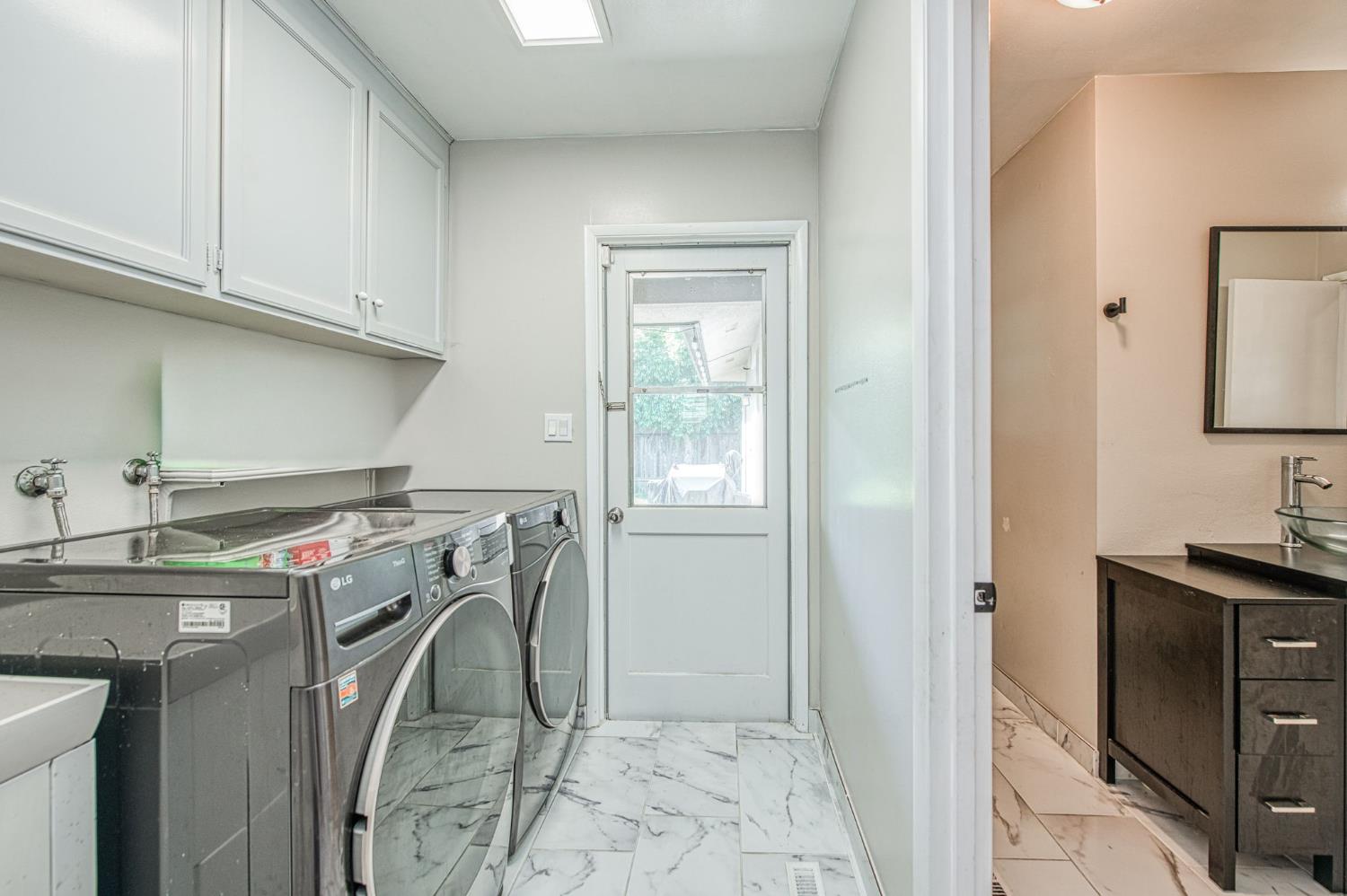 2569 E Los Altos Ave, Fresno, CA 93710