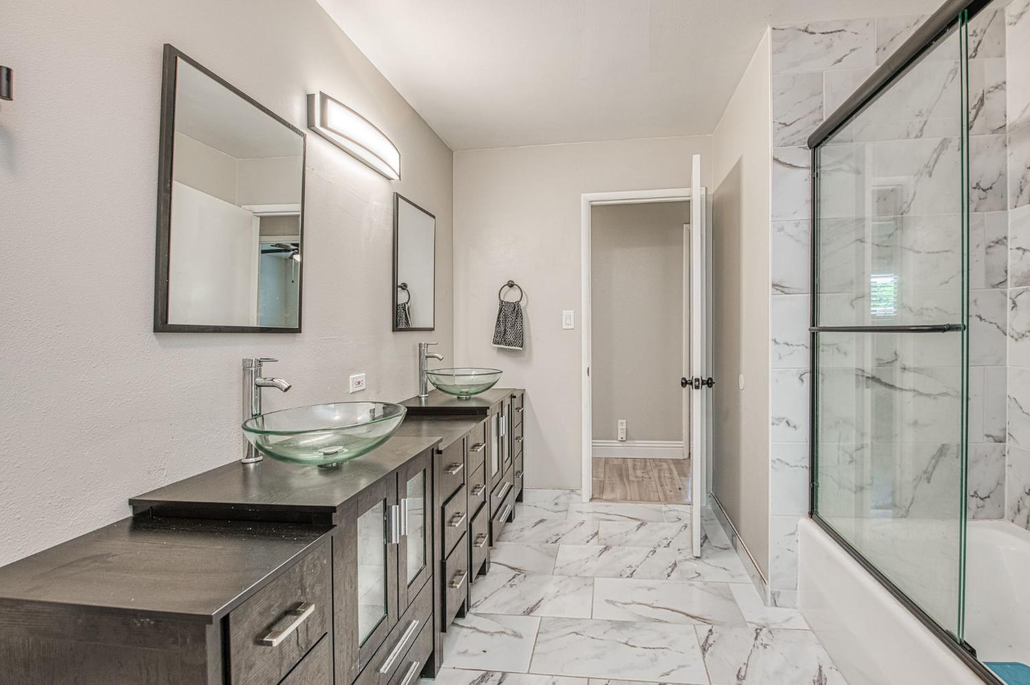 2569 E Los Altos Ave, Fresno, CA 93710