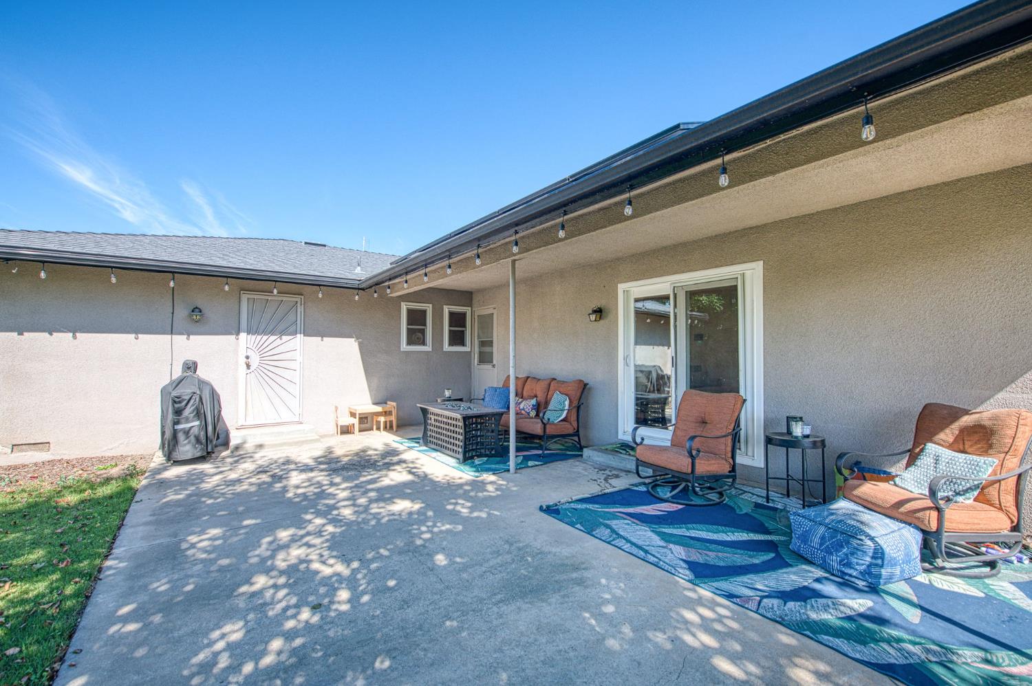 2569 E Los Altos Ave, Fresno, CA 93710