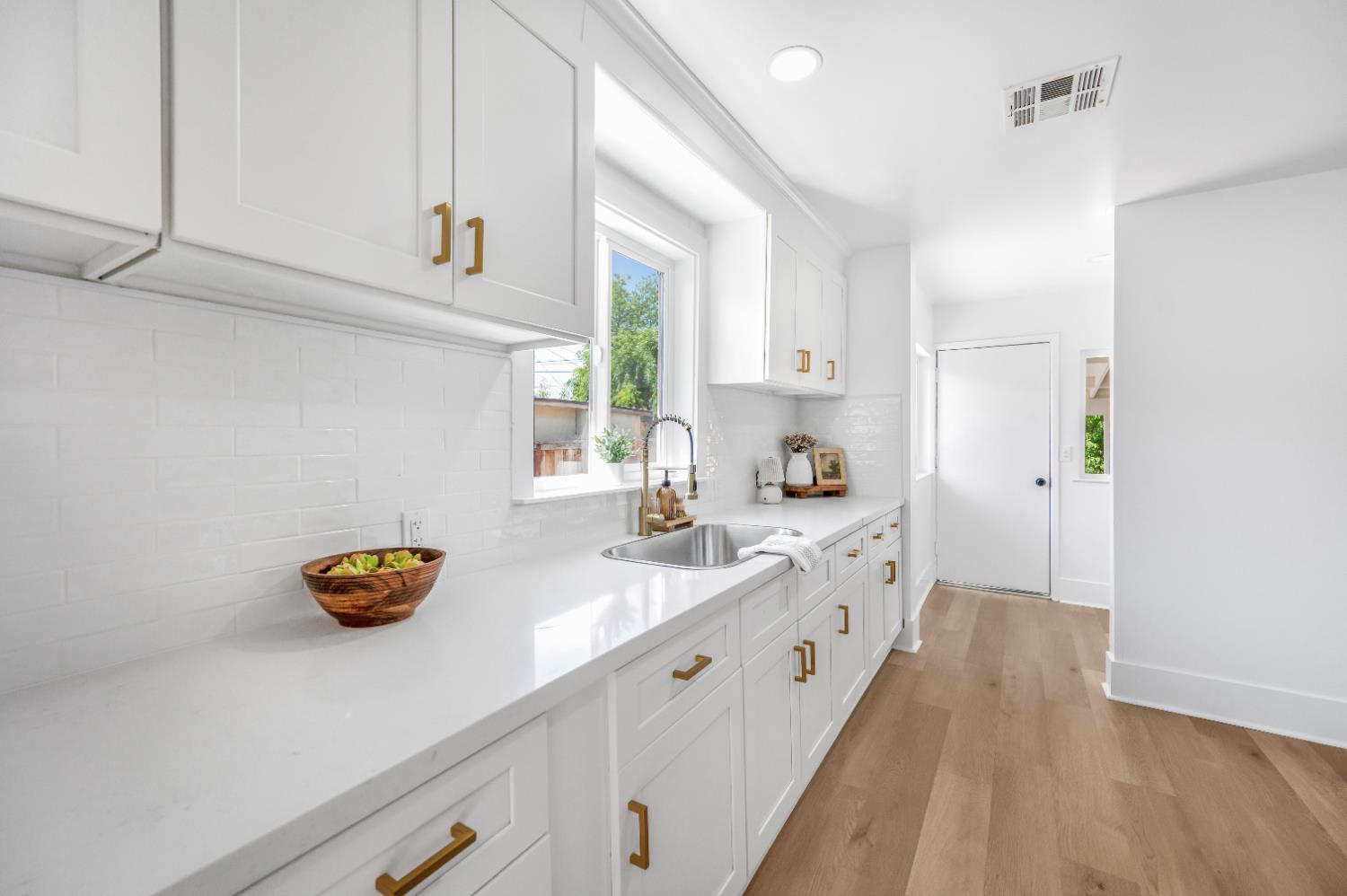 939 N Safford Ave, Fresno, CA 93728