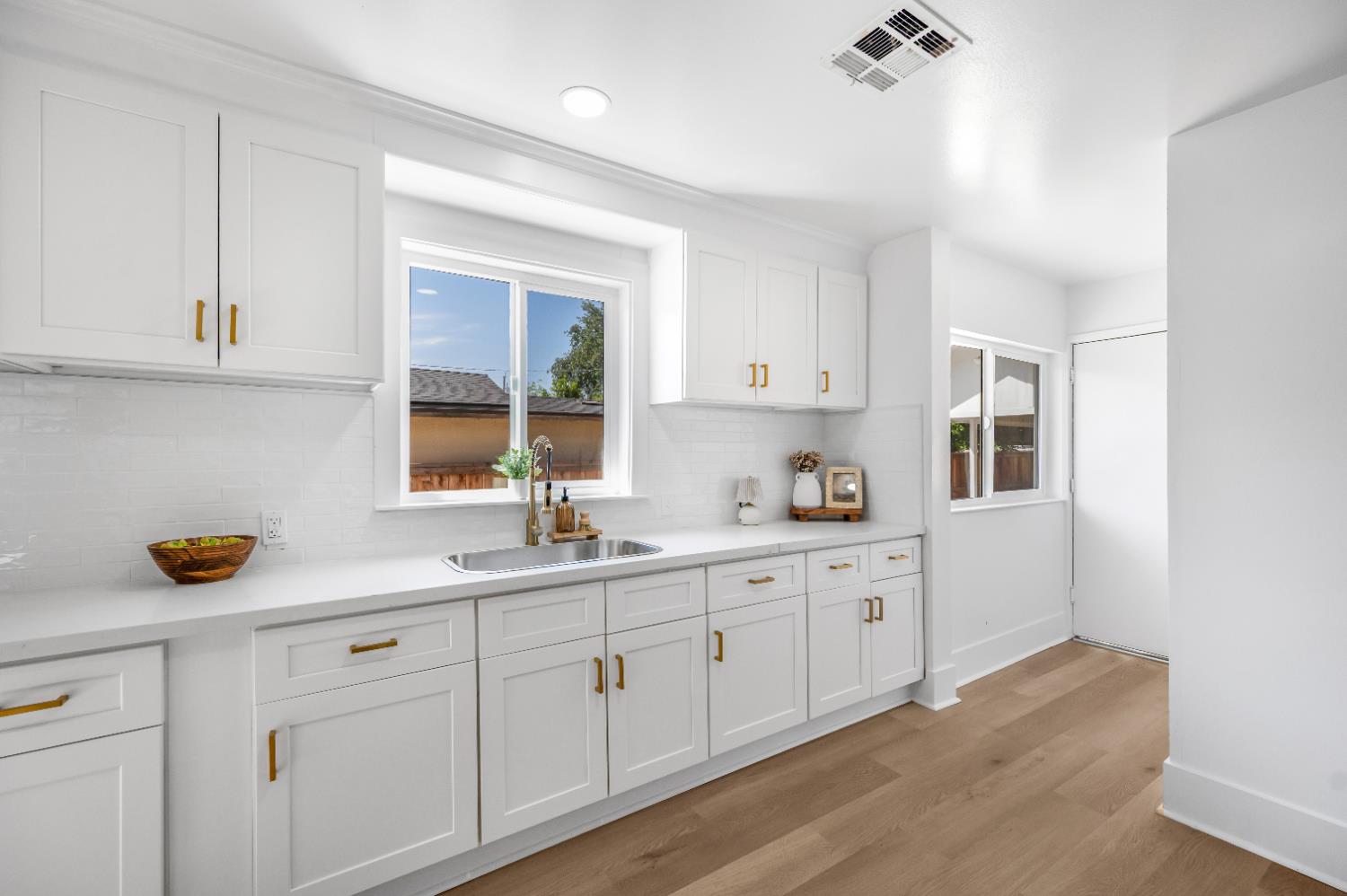 939 N Safford Ave, Fresno, CA 93728