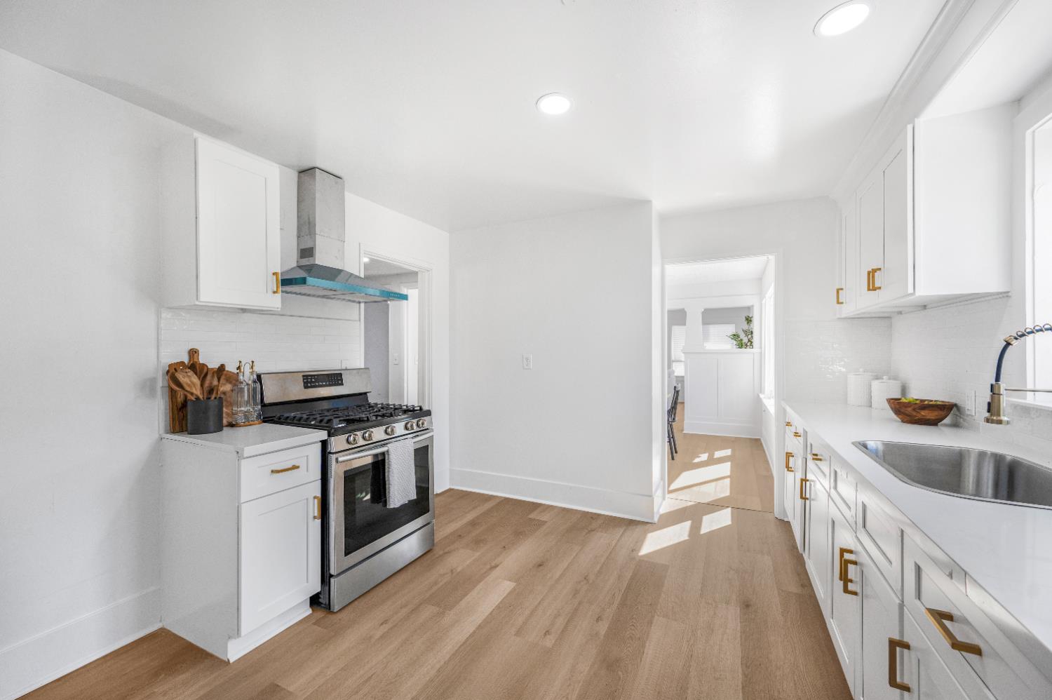 939 N Safford Ave, Fresno, CA 93728