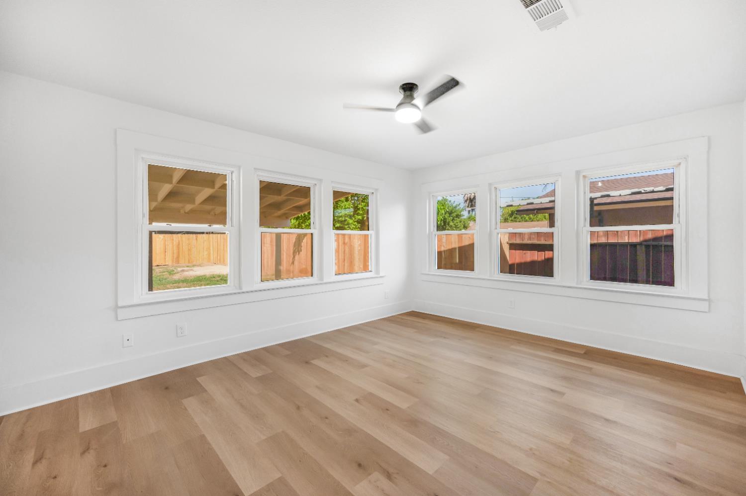 939 N Safford Ave, Fresno, CA 93728