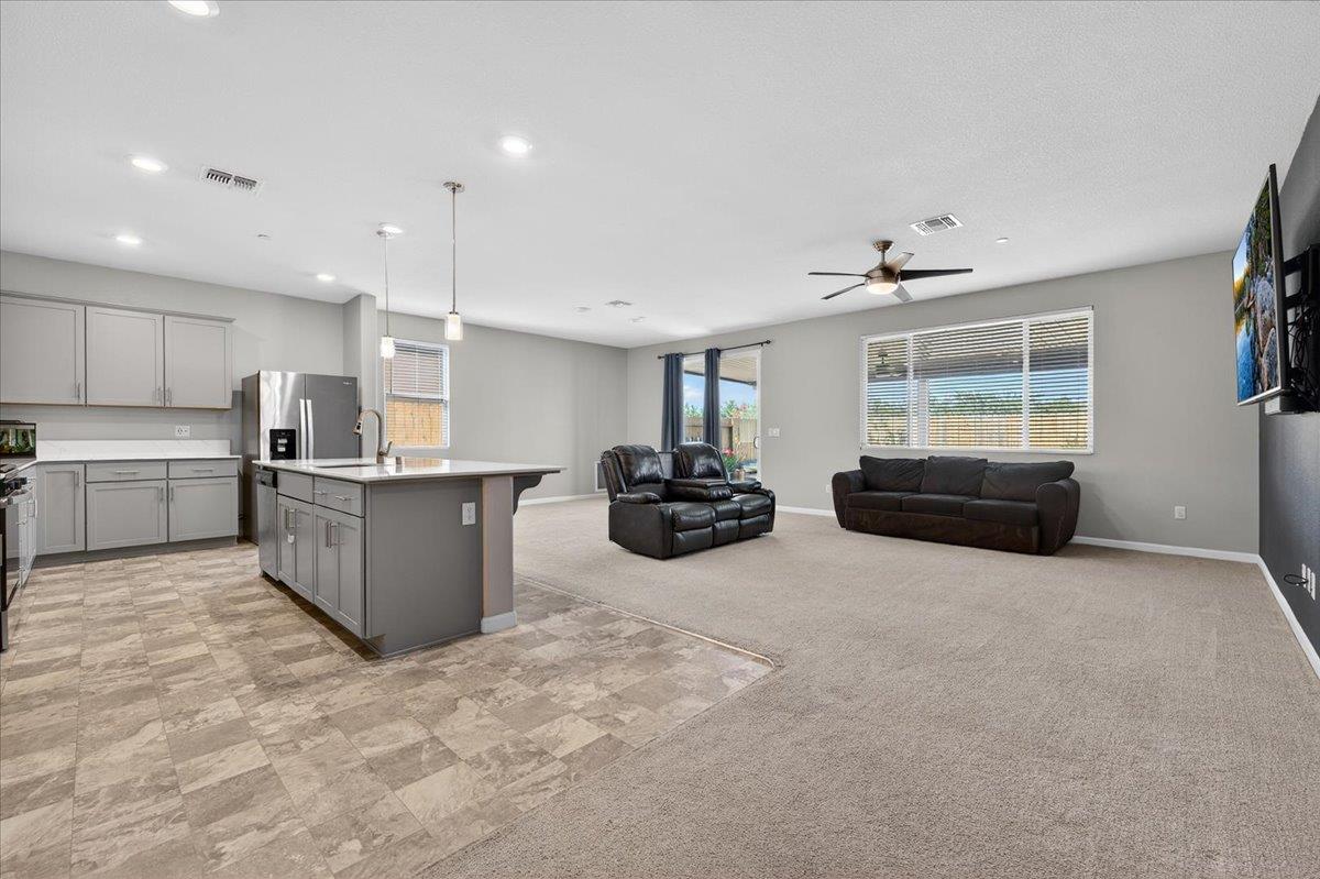 1442 Encantada Ave, Madera, CA 93637