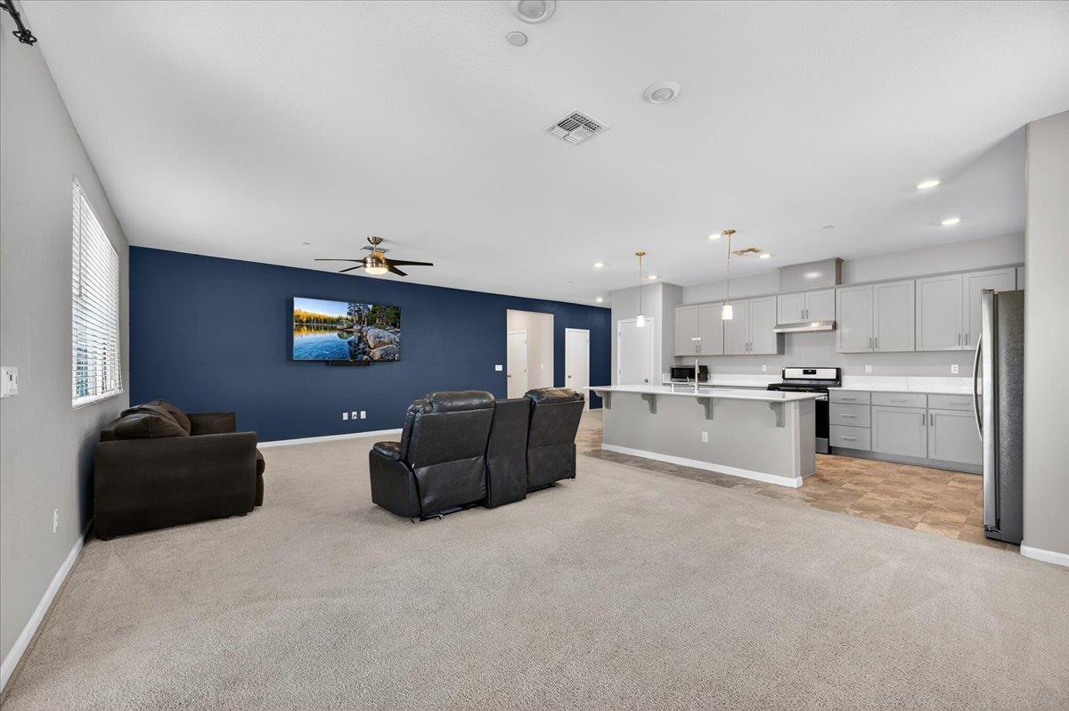 1442 Encantada Ave, Madera, CA 93637