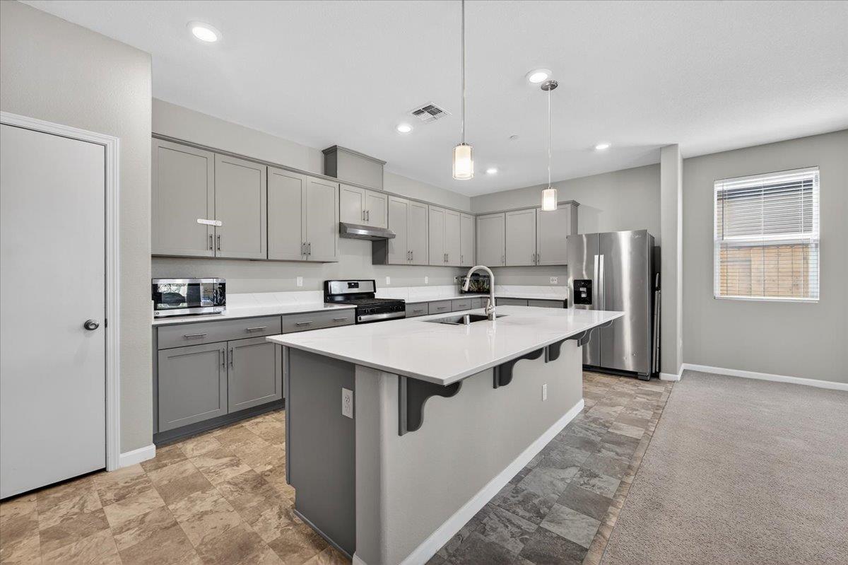 1442 Encantada Ave, Madera, CA 93637