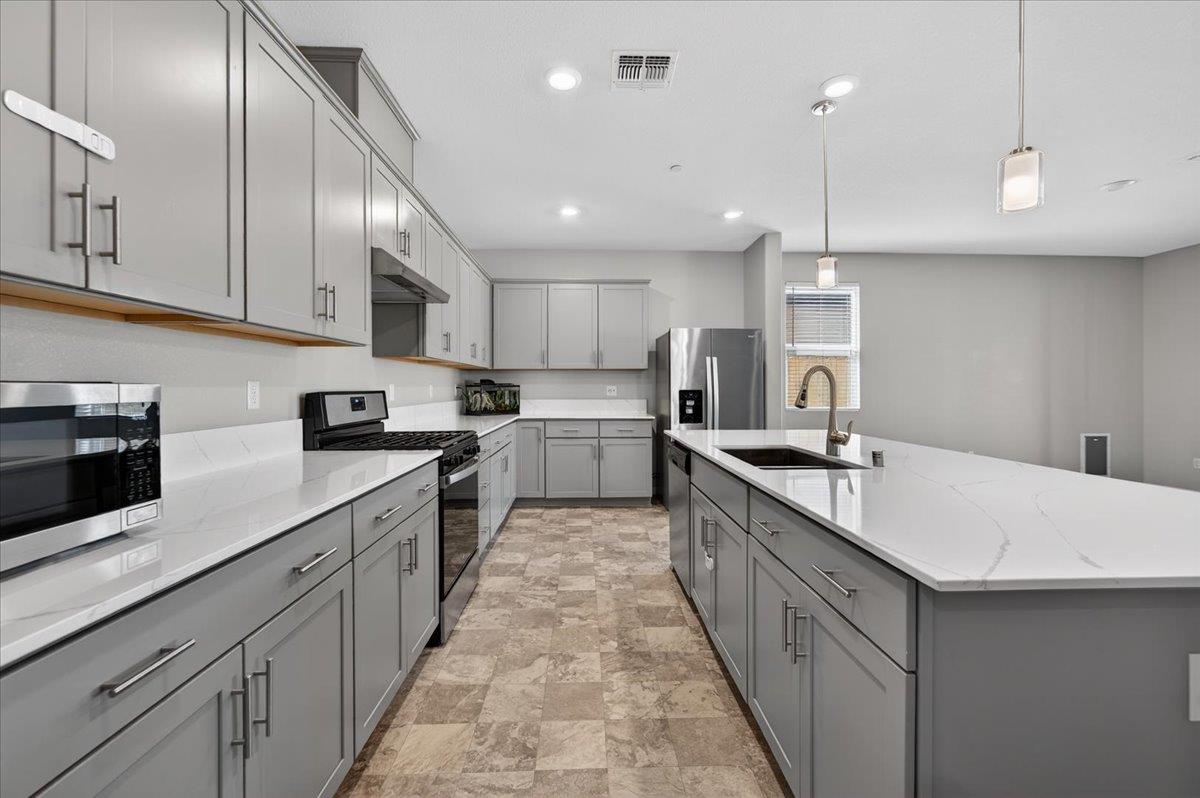 1442 Encantada Ave, Madera, CA 93637