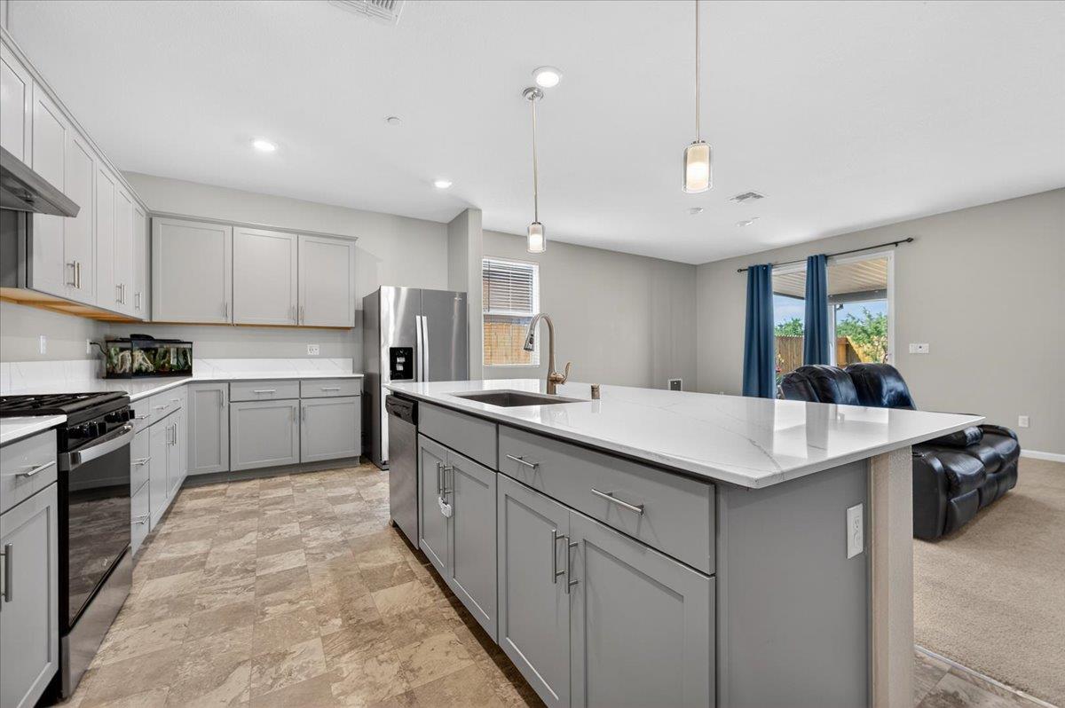 1442 Encantada Ave, Madera, CA 93637