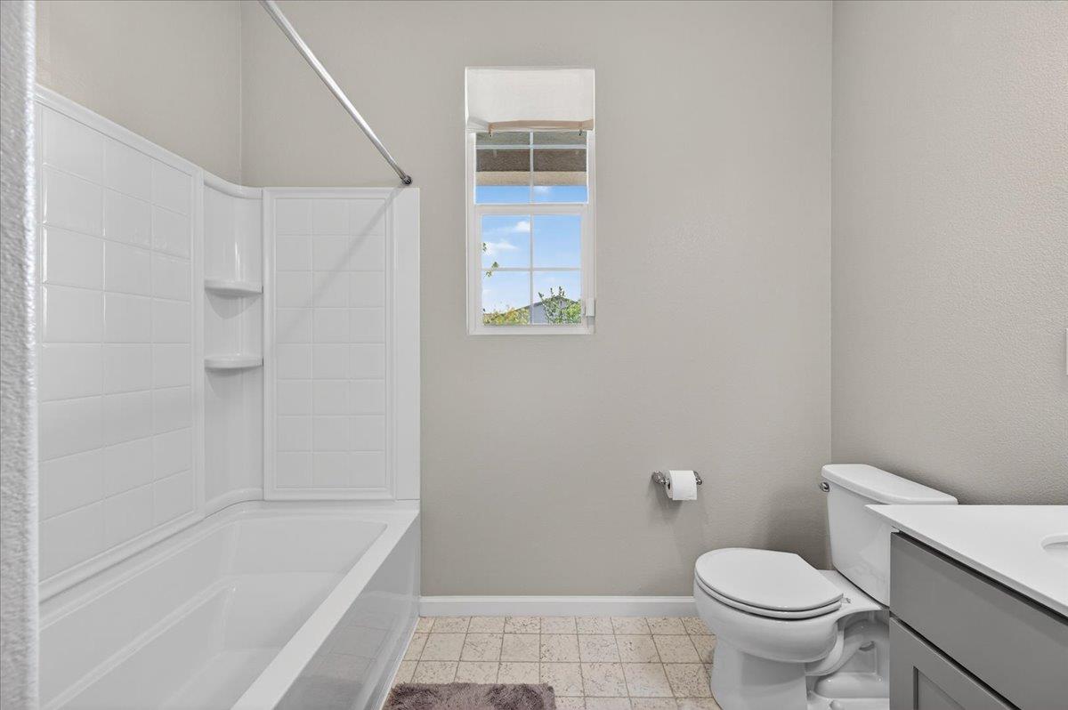 1442 Encantada Ave, Madera, CA 93637