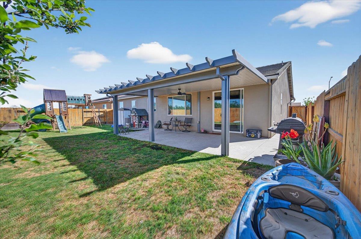 1442 Encantada Ave, Madera, CA 93637