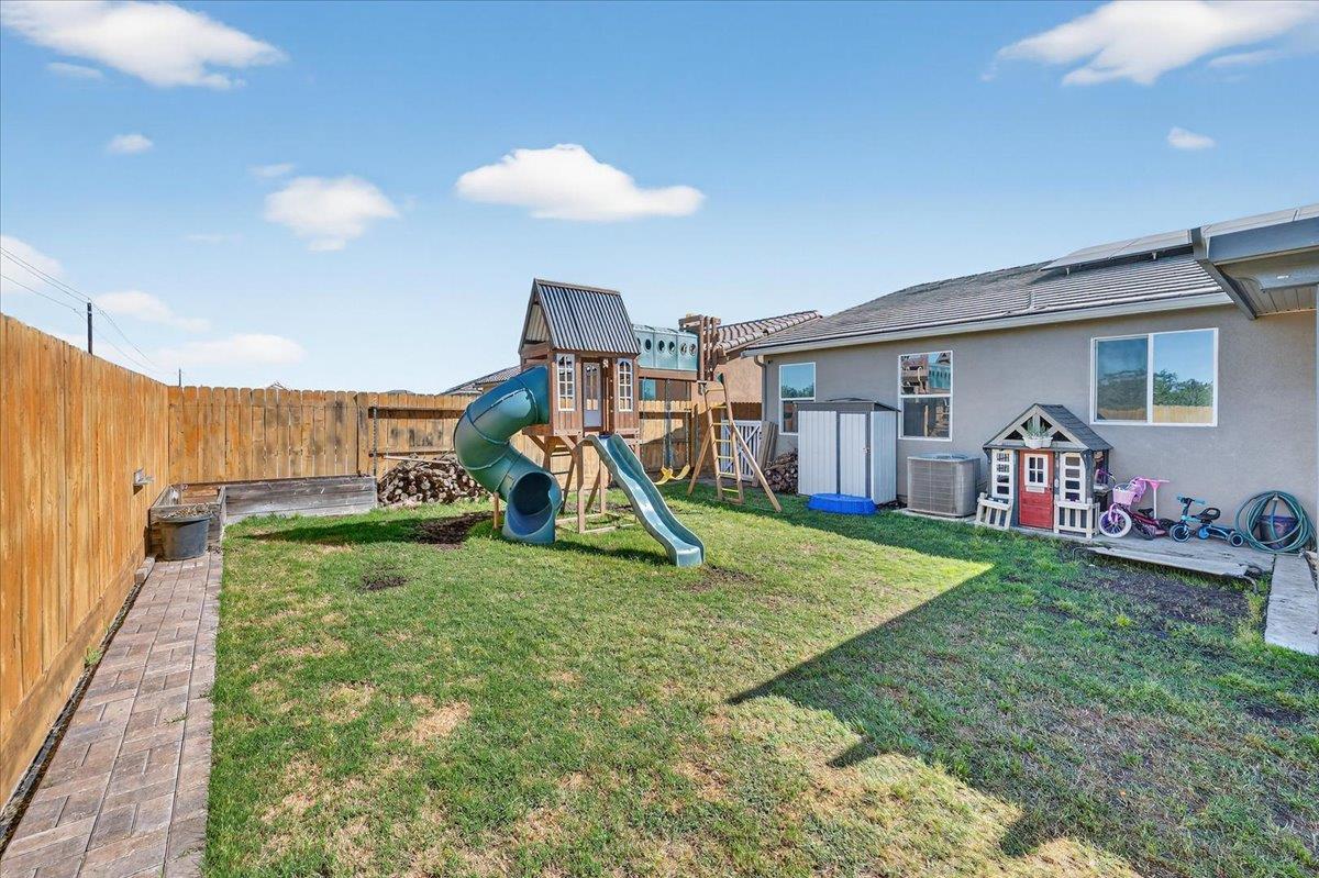 1442 Encantada Ave, Madera, CA 93637