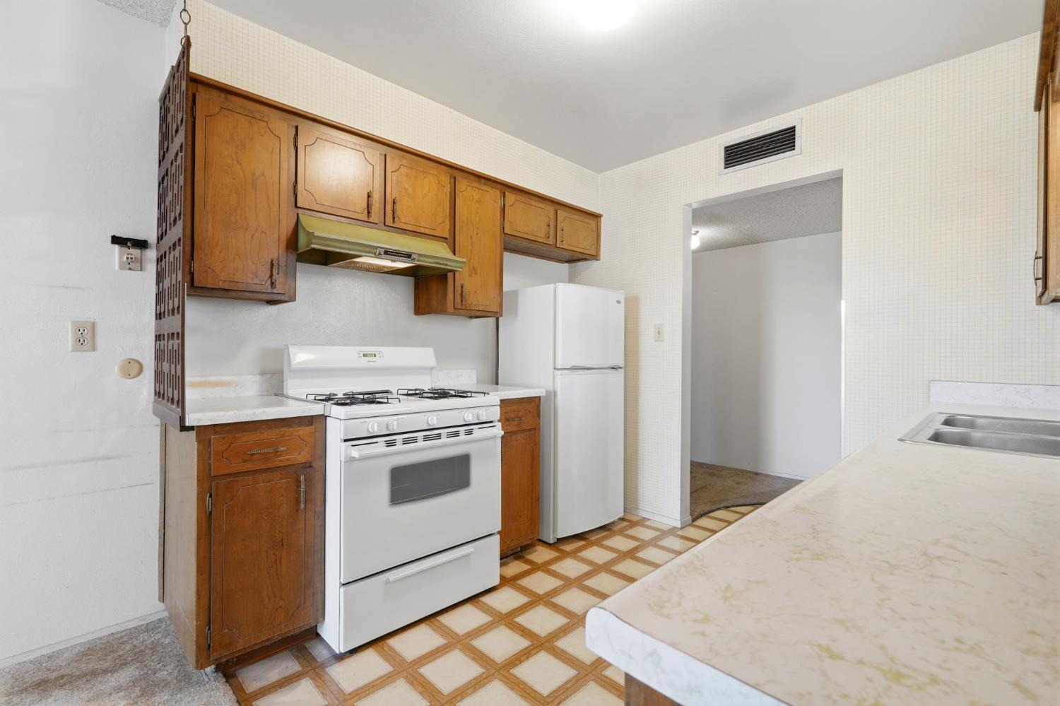 3345 W Laurel, Visalia, CA 93277