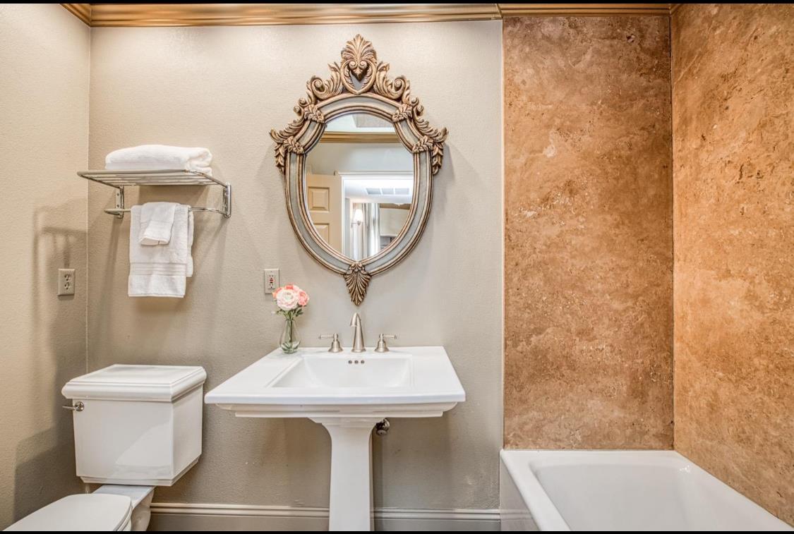 645 E Champlain Dr #123, Fresno, CA 93730