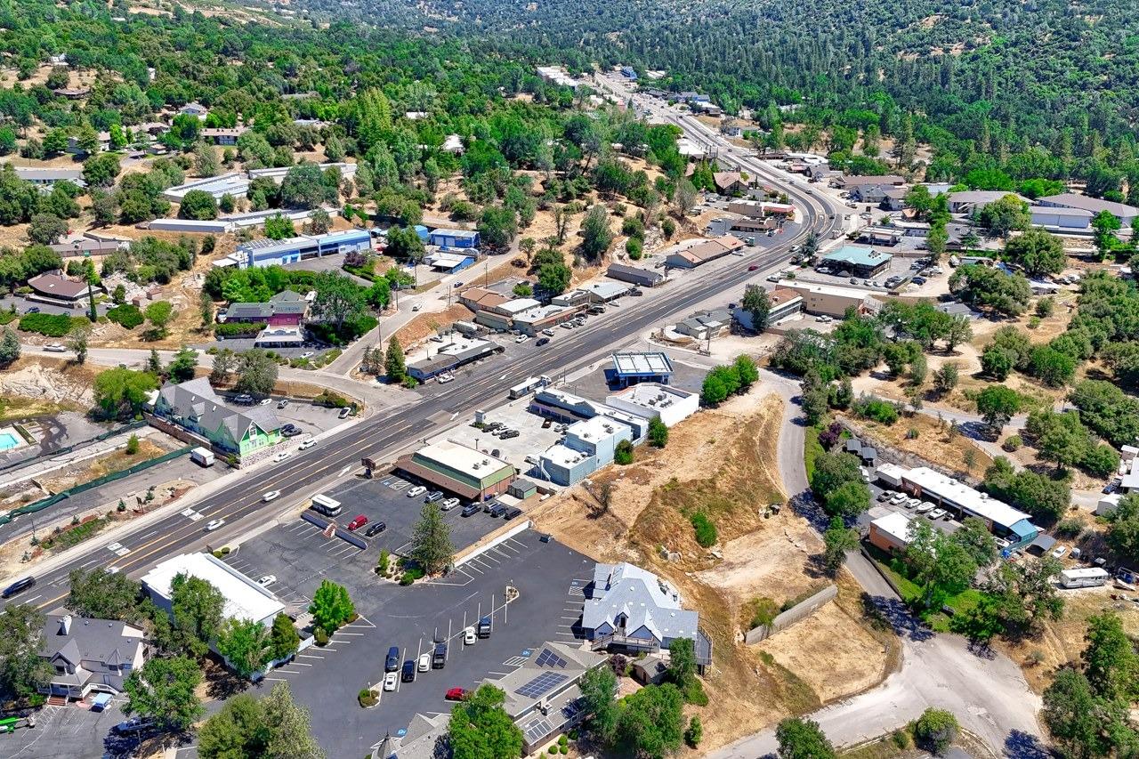 49271 Golden Oak Loop, Oakhurst, CA 93644