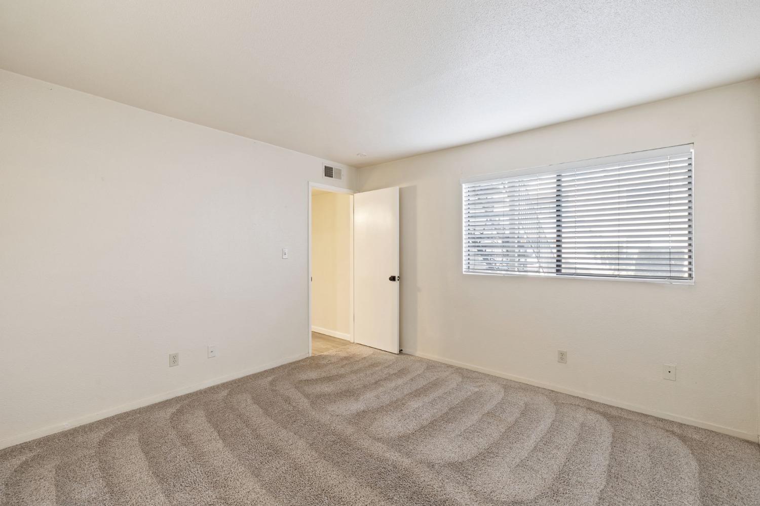 7675 N 1St St #136, Fresno, CA 93720