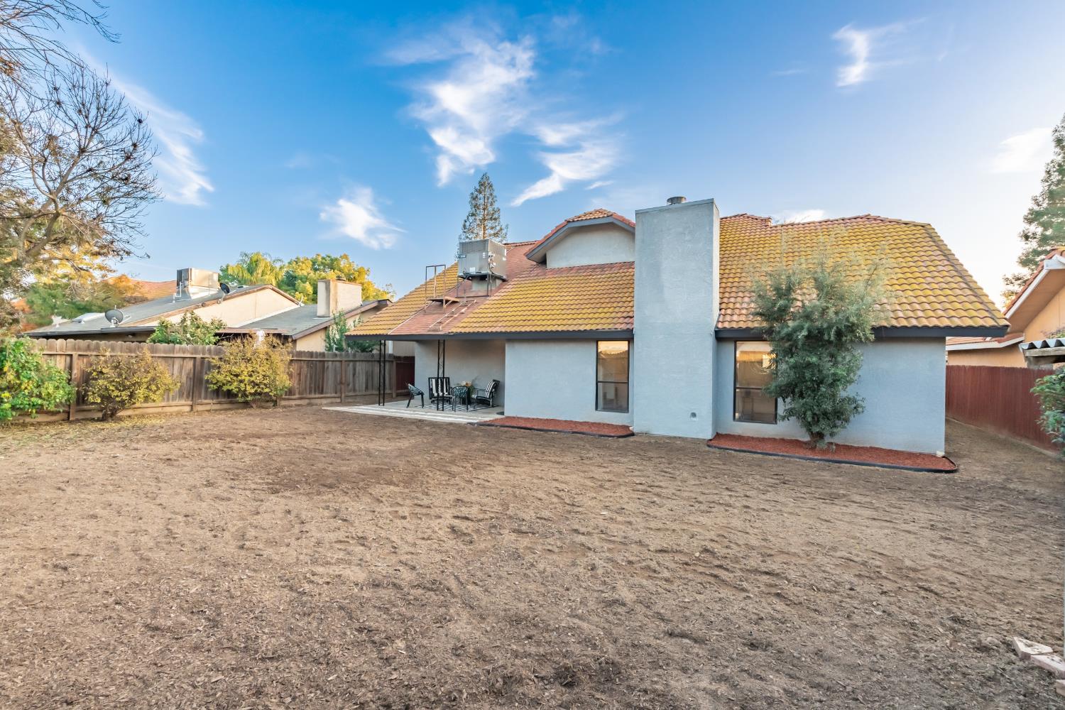 2094 E El Paso Ave, Fresno, CA 93720