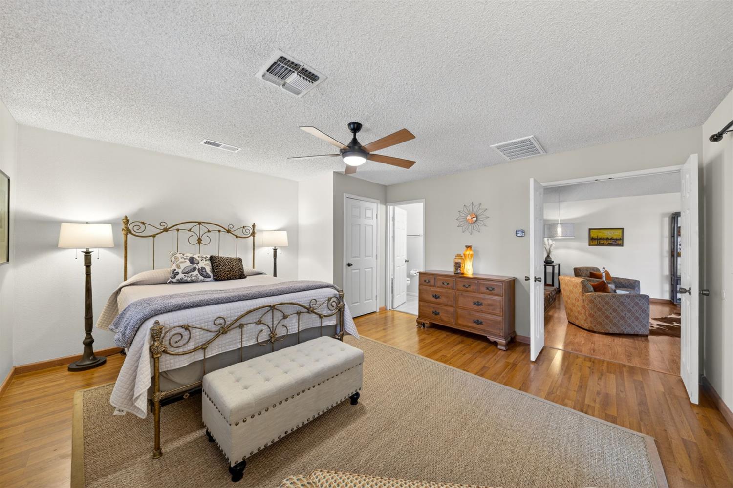 2433 W 3rd St, Madera, CA 93637