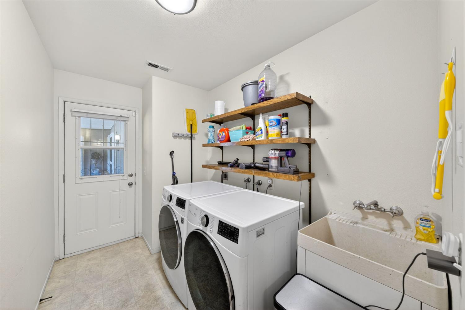 2433 W 3rd St, Madera, CA 93637