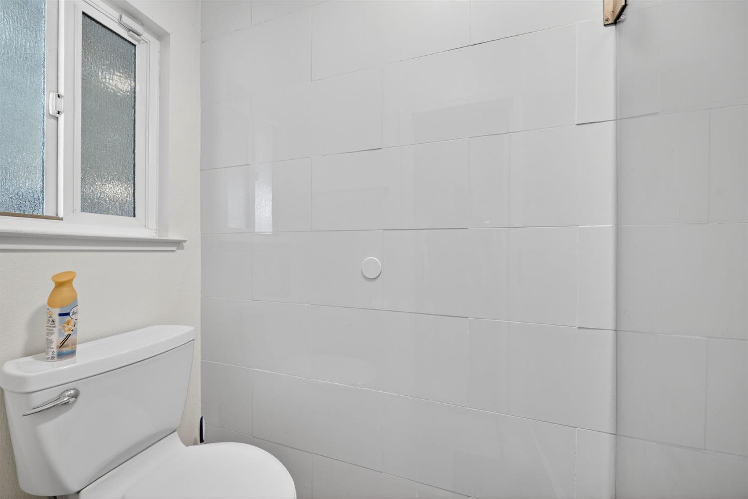 2433 W 3rd St, Madera, CA 93637