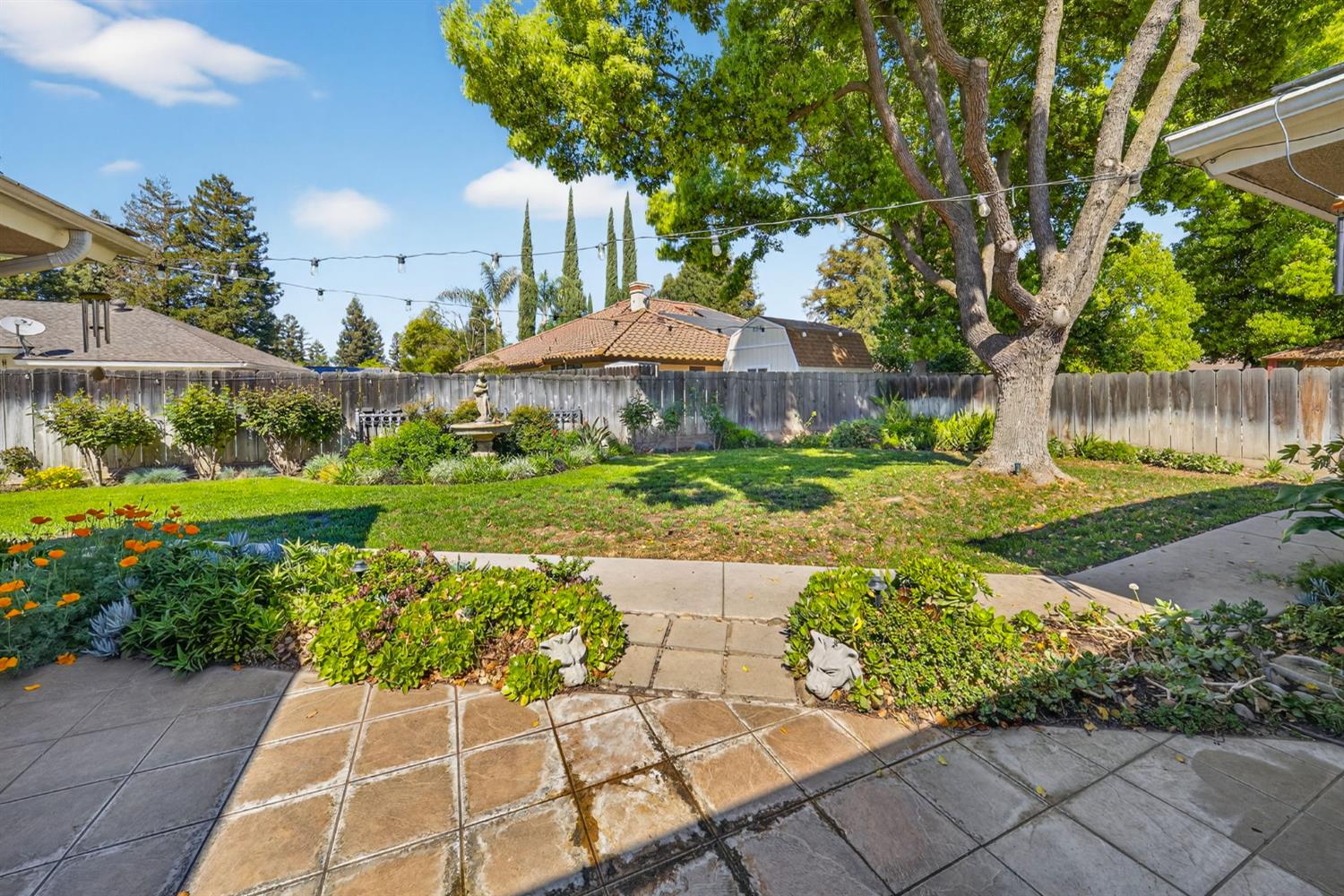 2433 W 3rd St, Madera, CA 93637