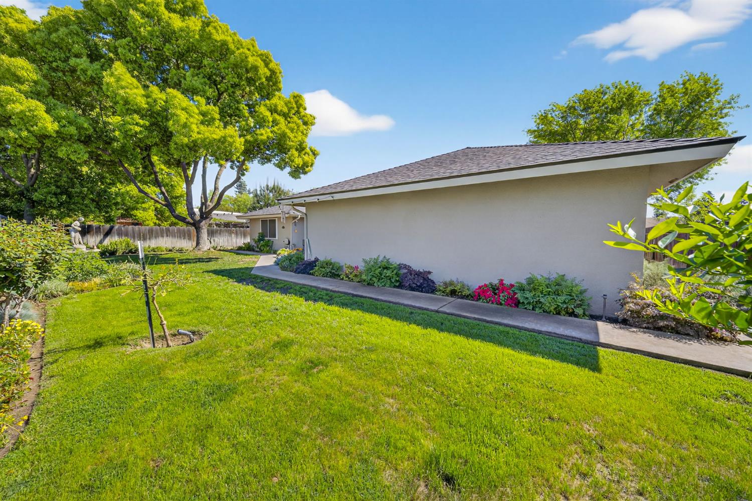 2433 W 3rd St, Madera, CA 93637