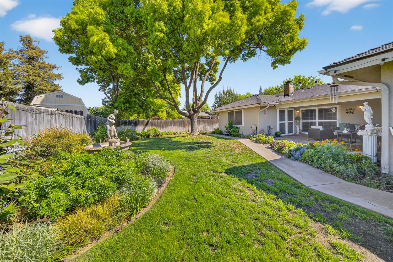 2433 W 3rd St, Madera, CA 93637