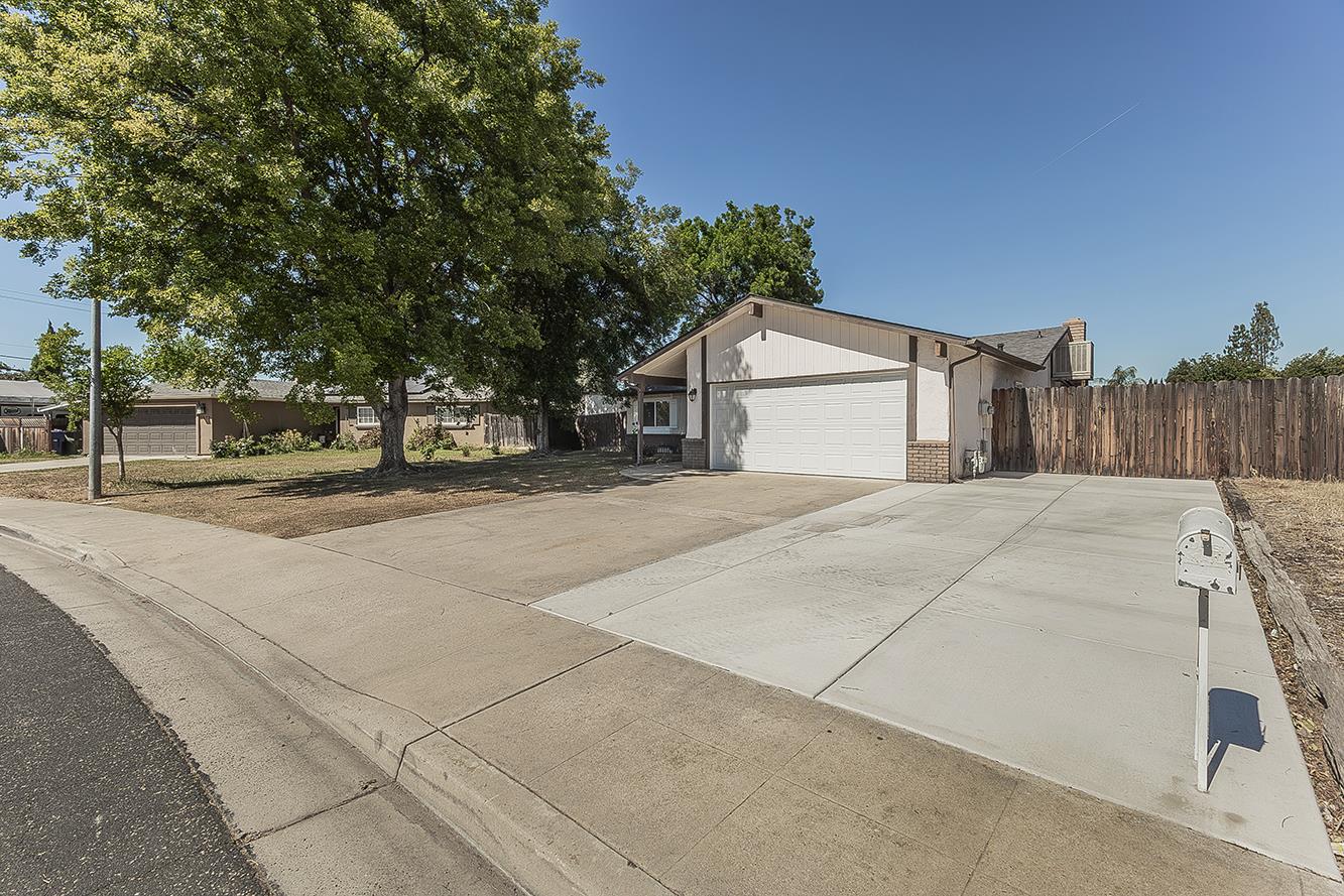 1385 Bernadine Dr, Clovis, CA 93611