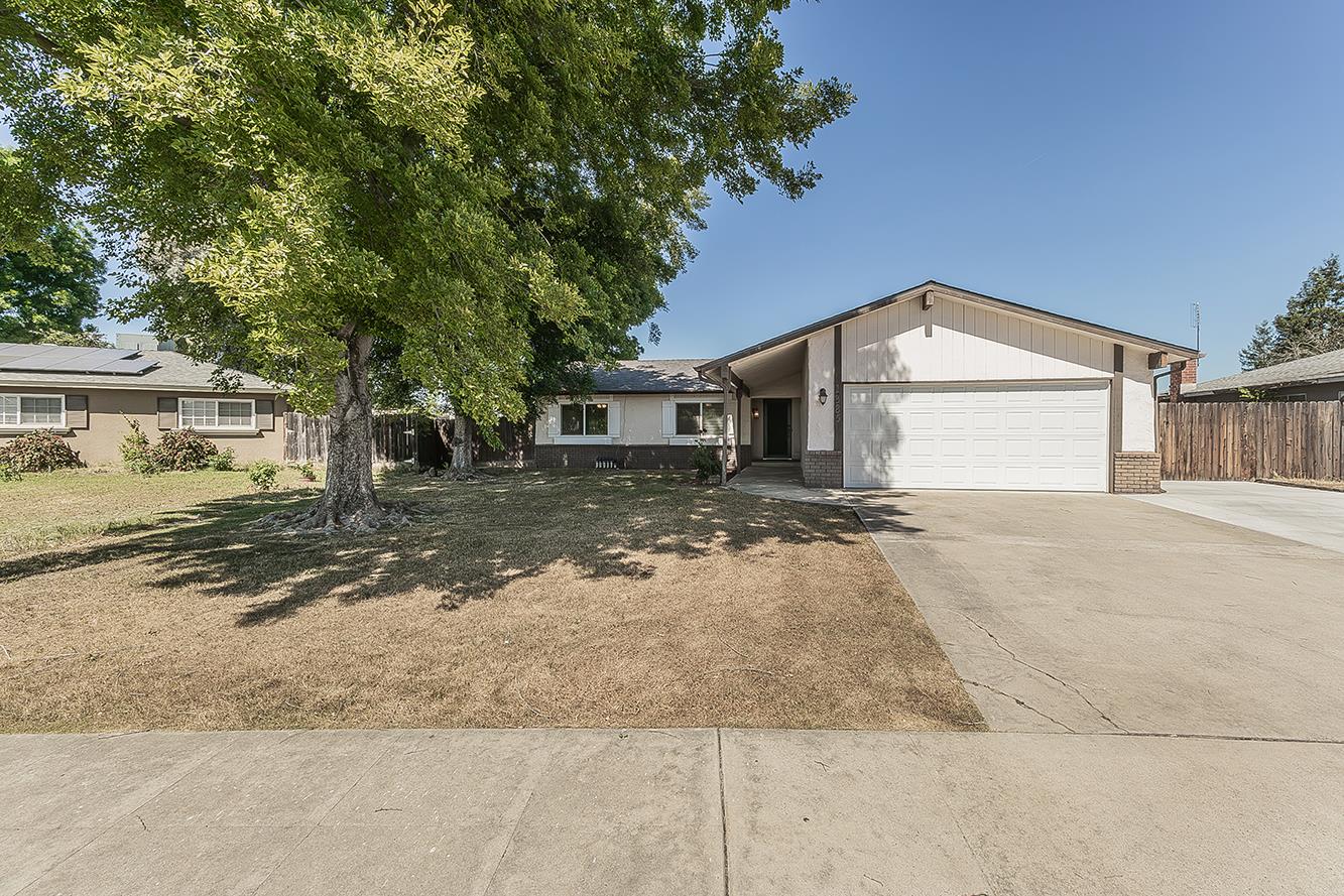 1385 Bernadine Dr, Clovis, CA 93611