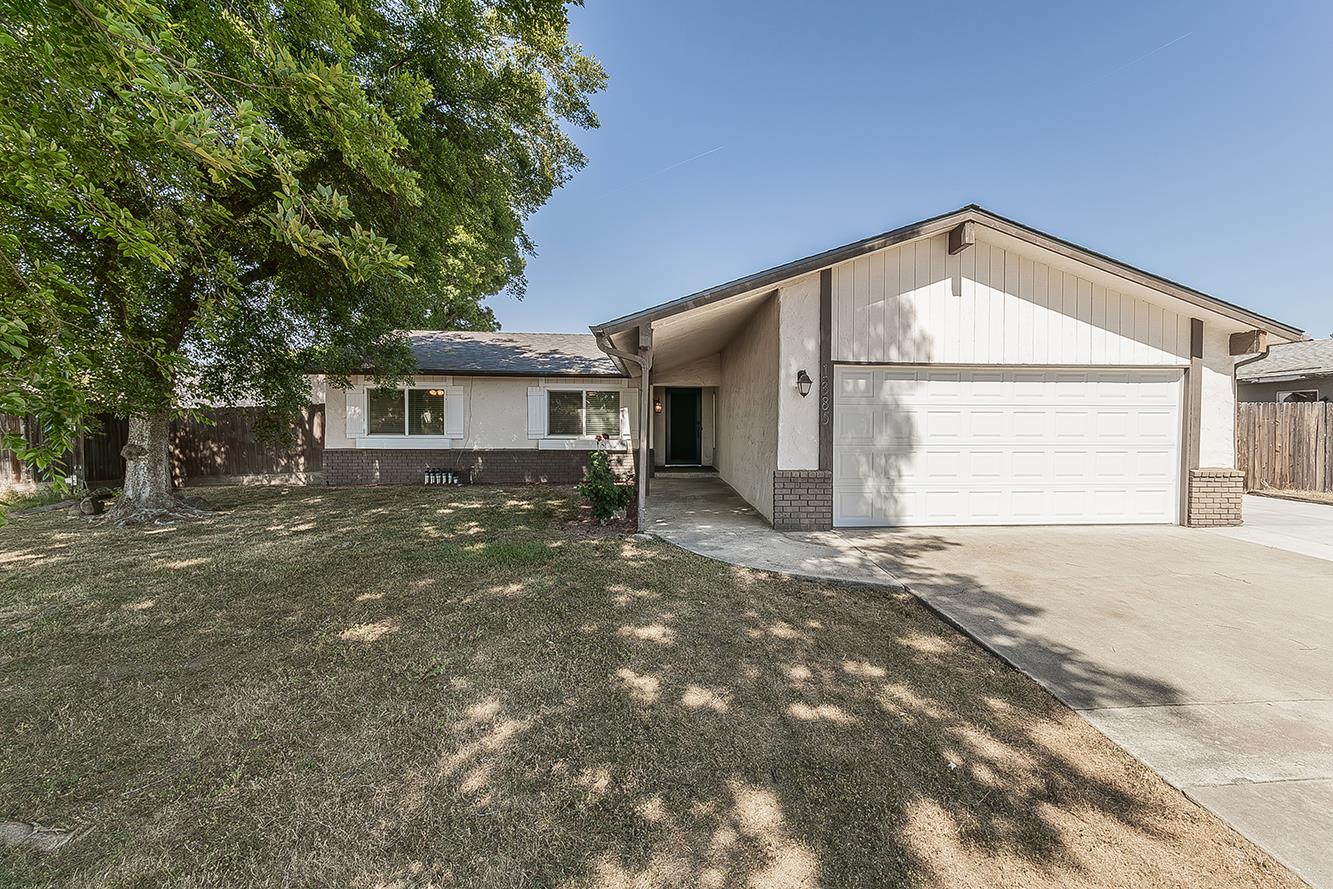 1385 Bernadine Dr, Clovis, CA 93611